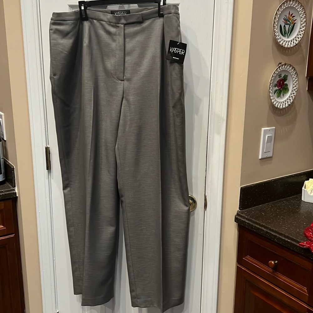 NWT Kasper trousers, lined and perfect addition to your work wardrobe.